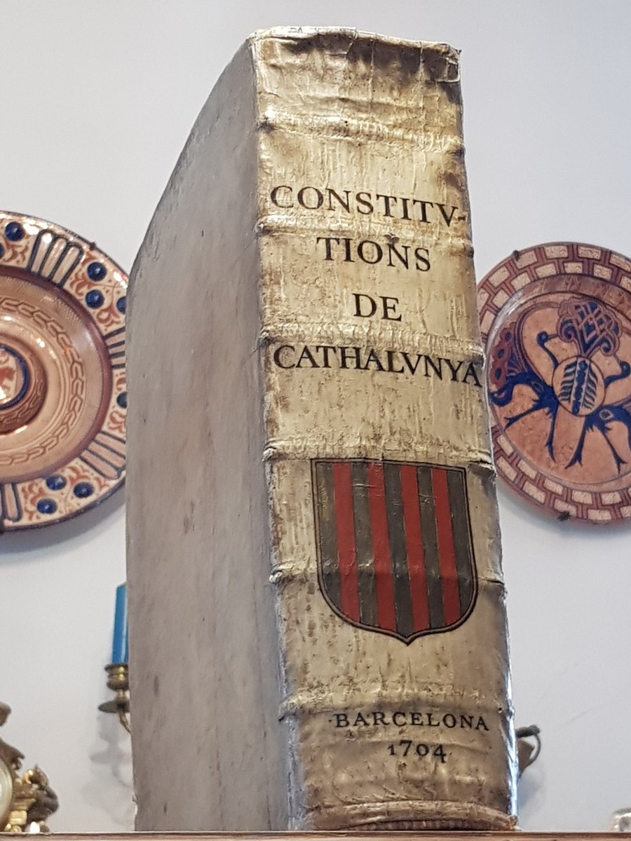 RBerenguerIII's tweet photo. Sabies que fa tres segles, si un representant de l'Estat vulnerava la llei a Catalunya, qualsevol ciutadà tenia l'obligació legal de detenir-lo?
Això no és un mite. És la prova irrefutable que Catalunya és l'Estat de dret més antic d'Europa.

Mentre a Castella o França els reis governaven amb un absolutisme tirànic, el dret català tenia una norma trencadora i radicalment moderna: la llei estava sempre per sobre del monarca. Si l'exèrcit, un jutge o el mateix virrei dictaven una ordre que vulnerés les Constitucions de Catalunya, es convertien automàticament en contrafactors, és a dir, en delinqüents.

Quan això passava s'activava el crit de Via Fora: repicaven les campanes i la societat civil tenia el deure legal, protegit per immunitat absoluta, de sortir al carrer per aturar l'abús de poder de l'Estat. El ciutadà del carrer era el garant final i executor físic de la seva pròpia sobirania i llibertat.

Aquest és l'ADN de la nostra Nació, i per això l'Estat espanyol i les cúpules autonomistes ens volen dependents, pidolant al Congrés de Madrid una secessió que no ens concediran mai. Ens volen oblidats de qui som.

Però hi ha una escletxa jurídica letal per a ells: el 1714 vam ser ocupats militarment, però les nostres institucions mai es van dissoldre ni van cedir la sobirania voluntàriament. Les Constitucions catalanes continuen vigents de iure. El subjecte polític i jurídic roman latent. 

Aquí rau el poder absolut de la Restitució entesa com continuació i actualització. Jurar avui el compliment de les nostres Constitucions històriques no és cap acte de nostàlgia; és l'acte d'apoderament civil definitiu.
Quan cada català fa el pas i jura a títol individual i col·lectiu la nostra legalitat històrica vigent, estem:

 * Fent inoperant de facto l'administració espanyola al nostre territori per xoc de legitimitats.

 * Buidant literalment de poder els partits autonomistes que viuen de gestionar l'autonomia colonial.

 * Recuperant el control des de la base per actualitzar aquestes Constitucions i edificar la República del segle XXI.

No hem de demanar permís per marxar d'enlloc. Hem de jurar les nostres lleis i Constitucions, apoderar-nos civilment i recuperar el control de casa nostra fins que a ells no els surti a compte quedar-se. Jurar és vèncer.