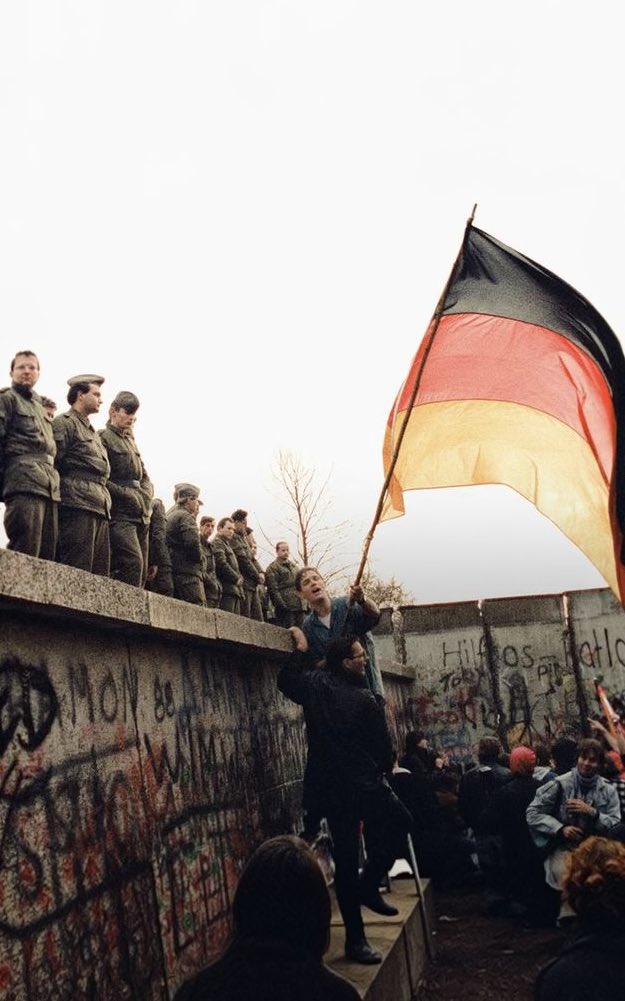 NeoliberaleA's tweet photo. Ein schwarzer Tag für Gregor Gysi und die Linkspartei: Heute feiern wir den Tag der Deutschen Einheit! 🖤❤️💛

Heute feiern wir den Sieg über die DDR und ihren menschenverachtenden Sozialismus. https://t.co/GIgI30xxZD