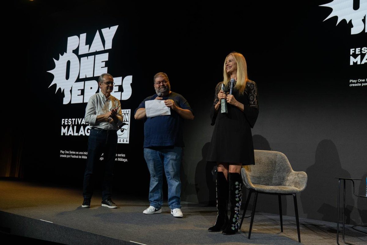 JesusUsero's tweet photo. Están siendo unos días de absoluta locura en la que me estoy llevando experiencias inolvidables y maravillosas. Presentar charlas con Winston Duke, Denise Gough, Manu Bennett, Sandra Sánchez, Mira Sorvino o Dean Devlin (dos de ellas con 3000 personas de público)... Increíble https://t.co/e90gE7wT29