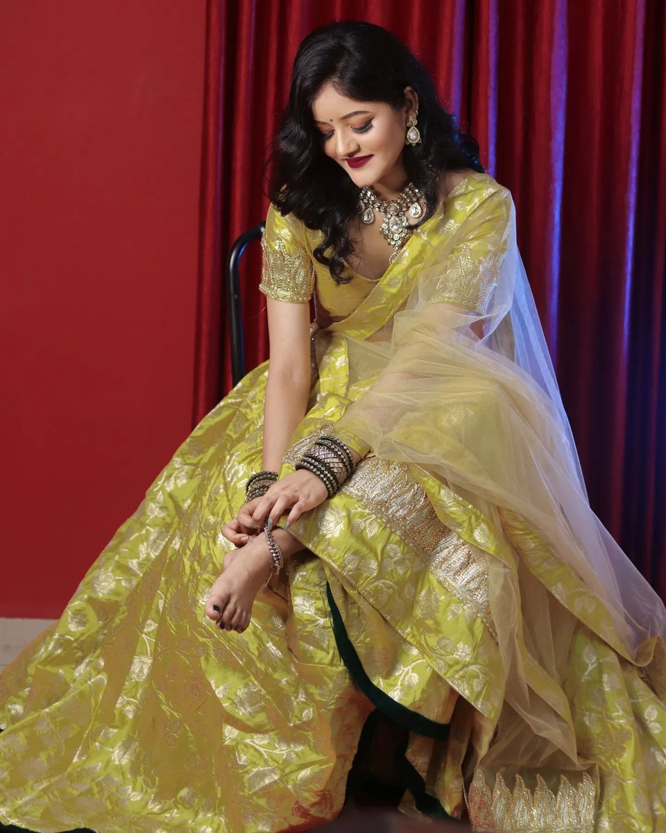Lyric4ALifetime's tweet photo. Pairo mein bandhan hai, payal ne machaya shor... Outfit by Bela. https://t.co/pLCq31ml0d
