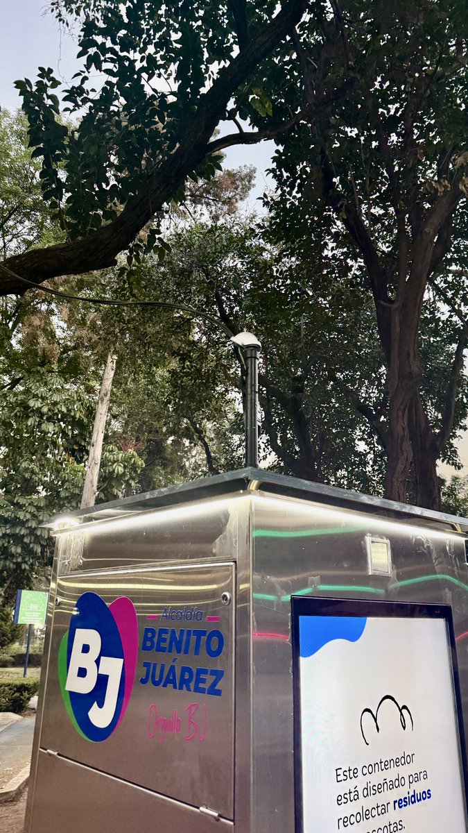 _its_c0Mp's tweet photo. @SANDOVALYA10 @BJAlcaldia @MetropolisCDMX @EipCDMX @inveacdmx @ClaraBrugadaM @JorgecNegrete Checa los de parque arboledas instalados con las mismas nalgas. El cable de electricidad volando

Pero son los negocios de los amigos de @LuisMendozaBJ que solo sabe hacer corrupcion https://t.co/fyonVlxQEy