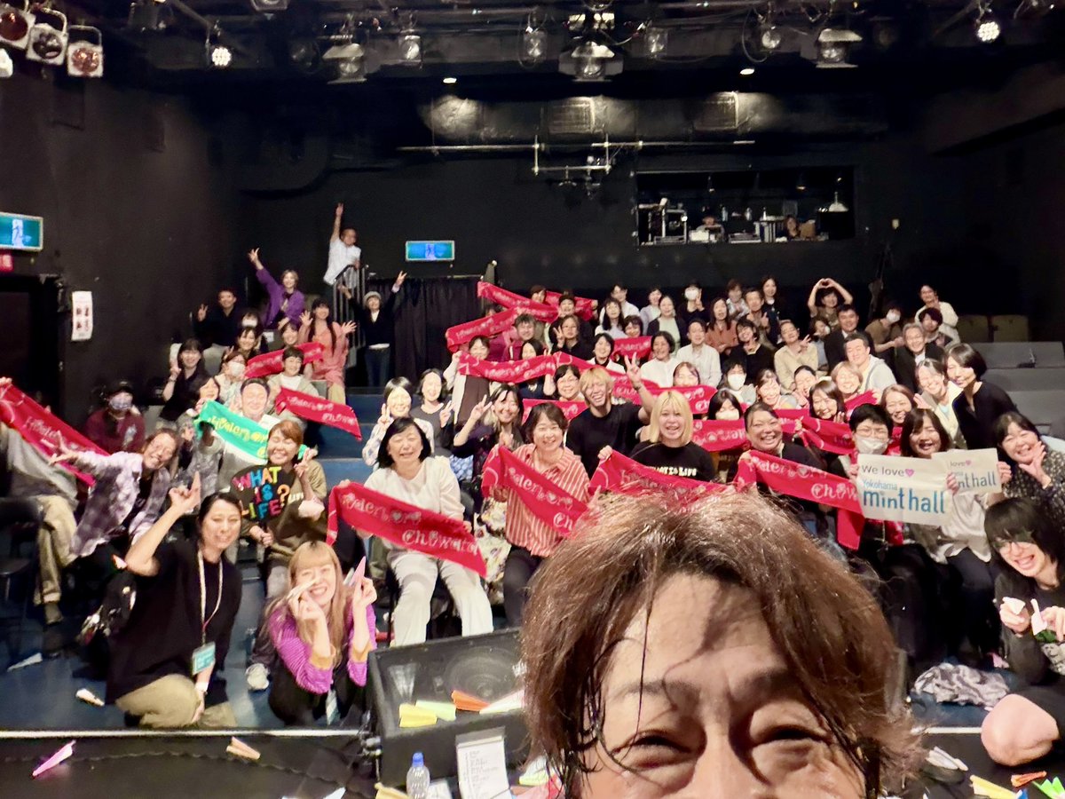 chiwataofficial's tweet photo. おはようございま〜す🥱
いま羽田空港にいます！
今日はお昼12:30から
ワンマンツアー４本目の福岡公演!!
これから福岡空港へ経ちます

機内に入る前に
先日の ツアー３本目 横浜公演の振り返りを！

【ワンマンツアー ３本目 横浜 ミントホール】

仙台公演から中１日を挟んだ9/29(火)
ツアー３本目の横浜公演でした

仙台の振り返りに続き『先に言います』（笑）

これまで何十回も横浜でライブをしてきましたが 過去イチに楽しくて盛り上がった横浜ワンマンでした！！！

なんだか、、、

今回のツアーの中では全18本中10本が「弾き語り編」なのですが まだ３本目にして 弾き語り編のファイナルを迎えたような高揚感と充実感が そこには在りました

ビルの老朽化に伴い９月いっぱいで閉まることになった横浜ミントホール
これまで何度も唄わせてもらった大好きな会場です

音響や照明が良いのはもちろん
スタッフさん達もメッチャいい人ばっかりで
"良い気"が溢れた場所

そんなミントホールの 閉店前"最後"のワンマン公演を僕が務めさせていただたという事も 前述の「高揚感」や「充実感」に繋がっているんだと思います

旧O-SITE時代からこれまで 沢山お世話になって沢山の愛をいただきました
その分の感謝を込めて唄おう！と心に秘め 本番のステージに上りました

何か特別な演出があった訳でもなく
いつも通り"ありのまま"の千綿偉功
それを受け入れてくれる客席のオーディエンス
それ以外 他に必要なものは無いですよね

この夜は いつもに増して 自分の中から湧き上がる熱い魂のようなモノを感じながら唄わせていただきました

仙台公演同様
「最高」以外に言い表せる言葉がありません

足元の悪い中
しかもド平日の夜だというのに駆けつけてくれたみんな
アノ時間を共有してくれて本当にありがとう！

そして
これまでお世話になったO-SITE ＆ mint hall のスタッフの皆さん
心からありがとうございました！

皆さんの笑顔と温かさ
こんな素敵な箱があったこと
ずっと忘れませんから

会場に居た全員で作った最高の夜に感謝です🙏

さあ！
ツアーは
残り 18ブンの15（15/18)
ここからは「BAND編」が２本続きます！

ツアー４本目は 本日10/3(土)
福岡 リブラボ
お昼の12:30開演です！

そして５本目は 明日10/4(日)
広島 ワイズ
15:00開演です！

みんな〜
待ってるよーーー！

PS.長崎公演の手売りチケット 持って行きますね！

＜レコ発ワンマンツアー「WHAT IS LIFE ?」＞
◆9/20   京都 → over
◆9/27   仙台 → over
◆9/29   横浜 → over
◆10/3    福岡
◆10/4    広島
◆10/18  佐賀
◆10/25  石垣島
◆11/1      神戸
◆11/3     徳島
◆11/7     都城
◆11/8     鹿児島
◆11/15   札幌
◆11/23   長岡
◆11/28   大阪
◆11/29   名古屋
◆12/5     熊本
◆12/6     長崎
◆12/13   東京

【ONLINE SHOP 情報!!】

デジモンアドベンチャーの主題歌『Butter-Fly』の新録セルフカバーを含む全10曲を収録したNewアルバム「WHAT IS LIFE ?」絶賛販売中！
その他 過去にリリースしたCD数種も取り扱っています！
今後 ライブDVDなどのラインナップも随時増えて行く予定ですのでお楽しみに！
詳しくは 千綿偉功オフィシャルサイト https://t.co/AU3MZNKayO トップページのバナーからSHOP画面をご確認下さい！

Newアルバム「WHAT IS LIFE ?」をご購入された方には非売品の特典が付いています！
また 購入金額による送料無料の設定もありますので ページ内をチェックして下さいね！

#デジモン
#金色のガッシュ
#横浜minthall
#ありがとう