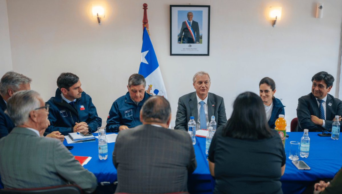DefinicionRadio's tweet photo. Presidente Kast se reúne con alcaldes de la Región de Antofagasta
https://t.co/jAU9LqlluV
#Antofagasta #Calama #Tocopilla #Mejillones #Taltal #Maríaelena #Sanpedrodeatacama #Sierragorda #Actualidad #Chile #RadioDefinición https://t.co/4SWoRHQczH