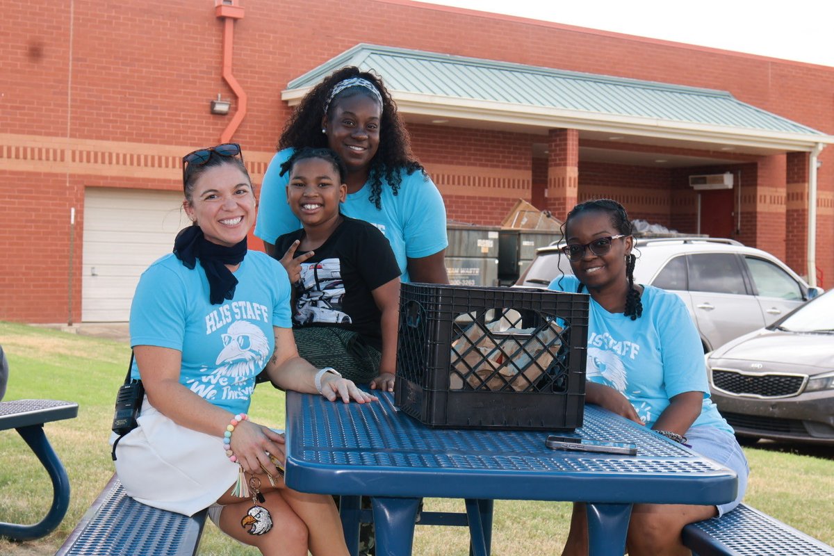 DCSeNews's tweet photo. Family, fun, and unforgettable smiles! Horn Lake Intermediate School families came together to celebrate, connect, and create joyful memories that will last a lifetime! Family picnics are the best! 🥰☀️ @TweetDCS_HLI #TeamDCS #BeTheStandard https://t.co/X2krzhs8Q1
