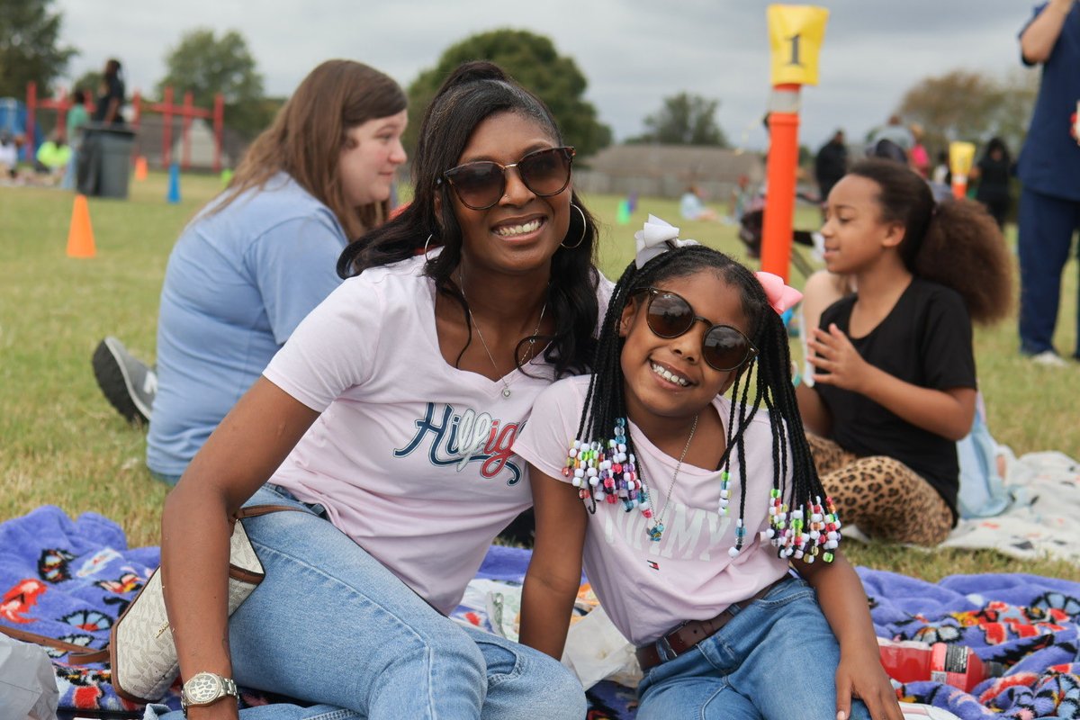 DCSeNews's tweet photo. Family, fun, and unforgettable smiles! Horn Lake Intermediate School families came together to celebrate, connect, and create joyful memories that will last a lifetime! Family picnics are the best! 🥰☀️ @TweetDCS_HLI #TeamDCS #BeTheStandard https://t.co/X2krzhs8Q1