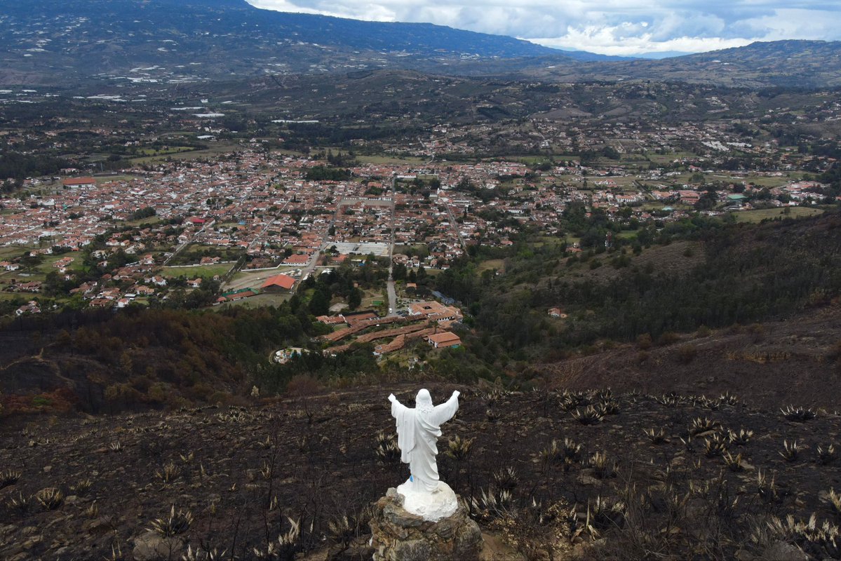 fabio_arjona's tweet photo. La emergencia no termina cuando se apaga el incendio.

Ahora comienza una segunda etapa: evaluar los daños, recuperar los ecosistemas afectados y fortalecer las condiciones para que un evento de esta magnitud no vuelva a encontrarnos desprevenidos. Todo con un protocolo que hemos definido con la Dirección de Bosques con @MinAmbienteCo que hoy compartimos en mesa técnica con  el gobernador @CarlosAmayaR de @GobBoyaca y la @alcaldiavdleyva.