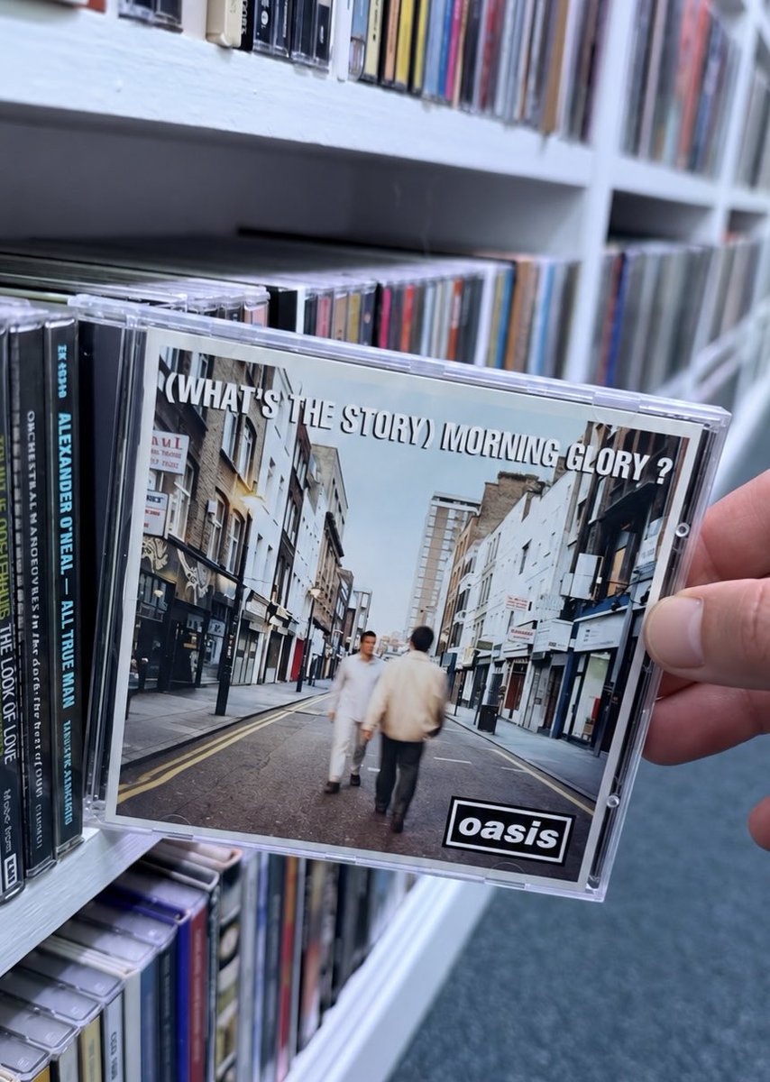 ericbats's tweet photo. Vandaag 31 jaar oud: (What’s the Story) Morning Glory? 💿

Een van de ruim 22 miljoen verkochte exemplaren staat uiteraard in mijn platenkast. #Oasis https://t.co/UDZtYcL3Ee