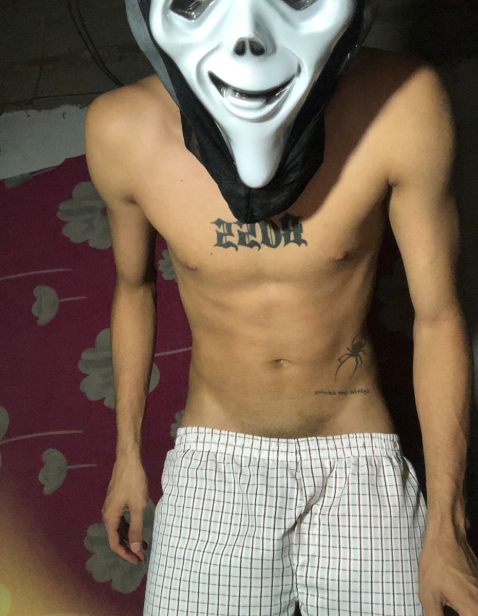 johnandersomn's tweet photo. Estamos en el mes de Halloween, alguien quiere que me lo coja ? https://t.co/UVw1dnCWue