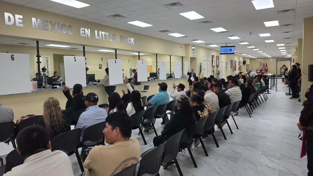 ConsulMexLir's tweet photo. ¡Hoy recibimos a la biblioteca móvil de @CALSlib! 🚌📚 Familias de nuestra comunidad disfrutaron de actividades para niñas y niños y tramitaron su tarjeta para acceder a todos los servicios bilingües. ¡Sumando esfuerzos por nuestra gente! 🤝✨ https://t.co/HjBFrqet1n