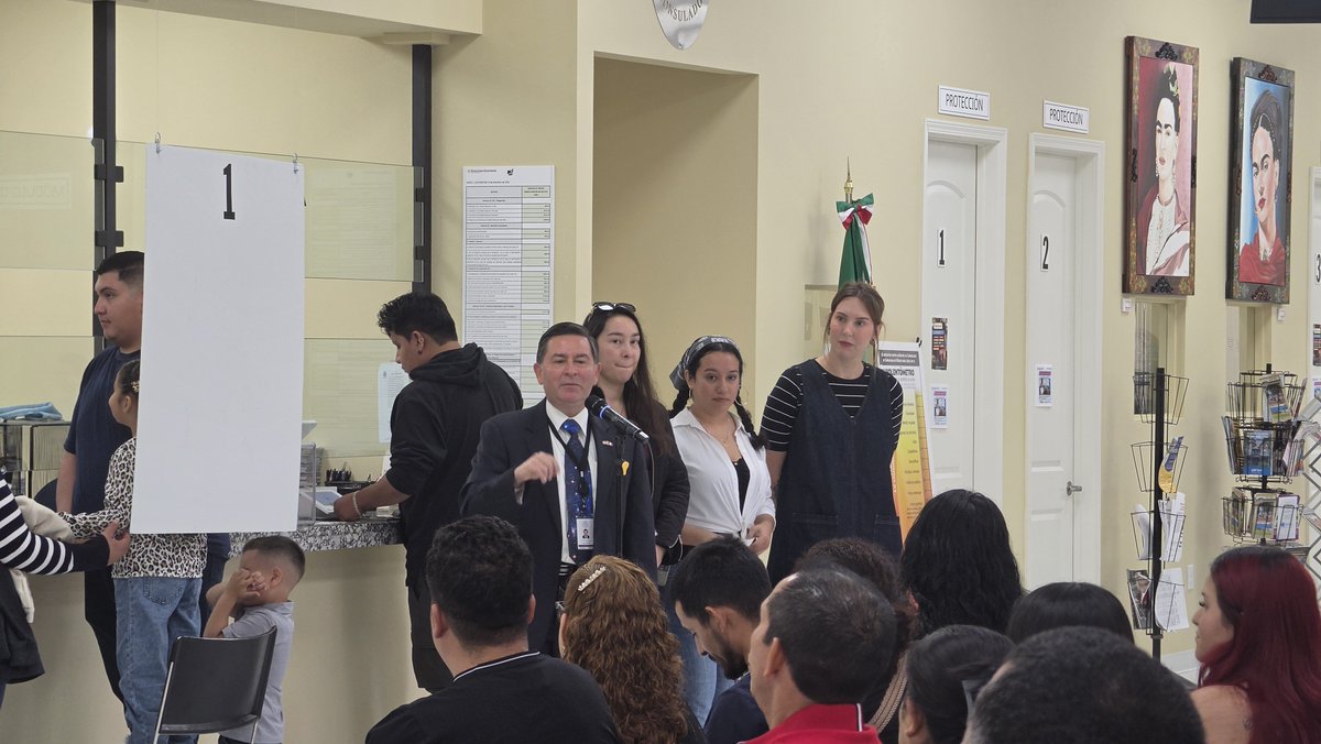 ConsulMexLir's tweet photo. ¡Hoy recibimos a la biblioteca móvil de @CALSlib! 🚌📚 Familias de nuestra comunidad disfrutaron de actividades para niñas y niños y tramitaron su tarjeta para acceder a todos los servicios bilingües. ¡Sumando esfuerzos por nuestra gente! 🤝✨ https://t.co/HjBFrqet1n