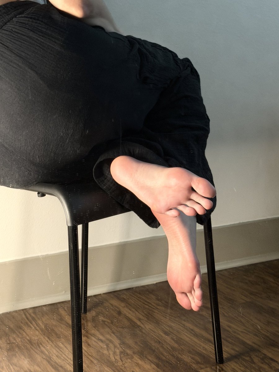 GoddesMei's tweet photo. Feet Friday 😌 https://t.co/NqOwpkzlrj