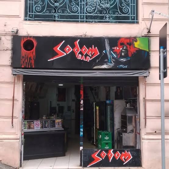 KeithVicious's tweet photo. Ela se arrumando toda nem imagina que eu vou levar ela pro Sodom bar https://t.co/e5w6UXVlJP