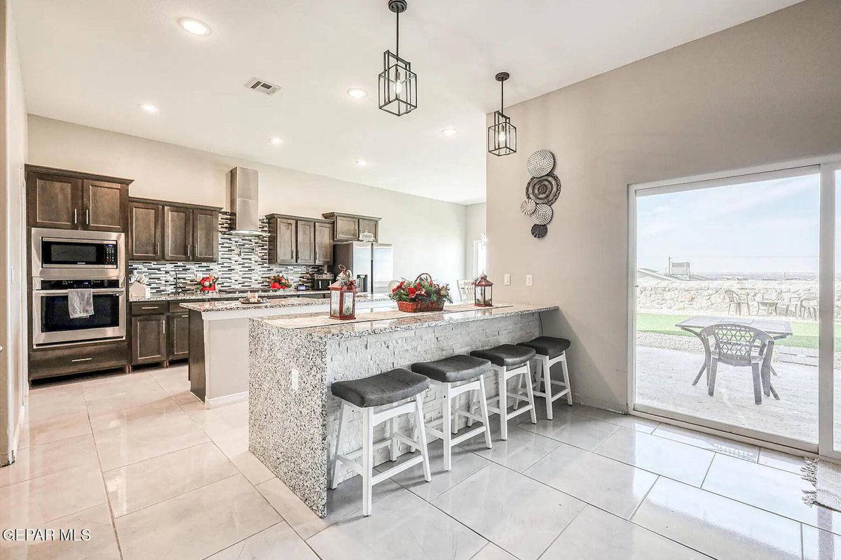 JRod7912's tweet photo. New listing: 2375 ENCHANTED PEAKS, El Paso, TX 79911. 5 beds, 4 baths, 3,403 sq ft with a fireplace. Offered at $4,100. Schedule a showing.
https://t.co/PPwX9VvKyL https://t.co/bEQhmlb2Be