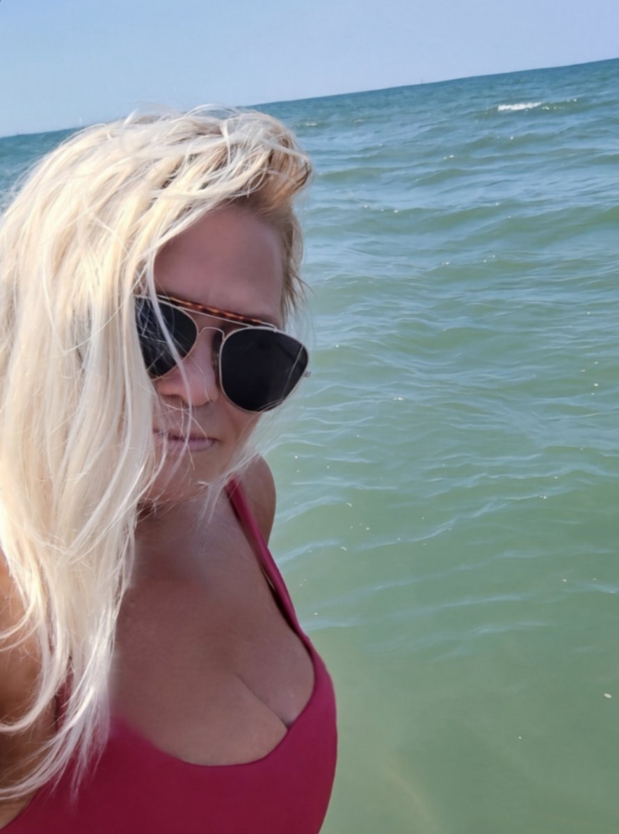 lanechanged's tweet photo. Last beach weekend. 😭
Come &amp; join me- the water's great! https://t.co/0u0FOsHWLG
