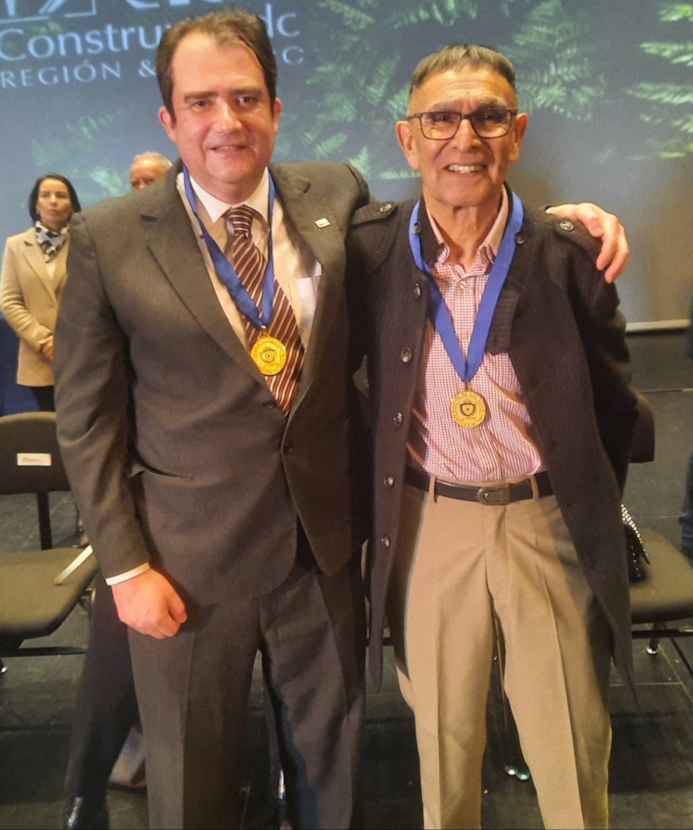 Valdivia_2024's tweet photo. Felicitamos a nuestros emblemáticos Daniel Mitre y Juan Manuel Taladriz, que el día de hoy fueron homenajeados por el @GOREdeLosRios y @corelosrios, recibiendo la medalla "2 de octubre", en el marco del 19° aniversario de la Región de Los Ríos. 👏👏🏅(1/2) #Valdiviacl https://t.co/v9dGnLujKL