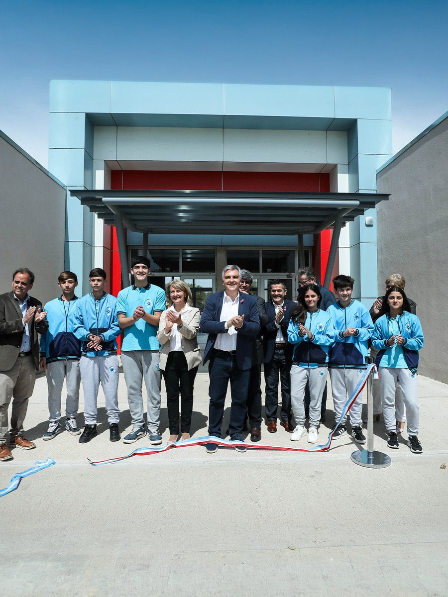 MartinLlaryora's tweet photo. VICUÑA MACKENA SE DESARROLLA CON MÁS EDUCACIÓN, SALUD Y OPORTUNIDADES

En #VicuñaMackenna vivimos una jornada de esas en la que podemos mostrar qué provincia estamos construyendo. Inauguramos el nuevo edificio de la Escuela #ProA, un espacio pensado para que nuestros jóvenes estudien, desarrollen su talento y se preparen para un mundo que cambia permanentemente.

Mientras en la Argentina hay una política de desinversión educativa, en #Córdoba tomamos la decisión de seguir invirtiendo y defendiendo la #educación pública. Esta escuela no tiene nada que envidiarles a las mejores escuelas del mundo: cuenta con aulas, talleres de informática, arte y ciencias, laboratorios, computadoras, pizarras digitales, conectividad y todo lo necesario para la formación en Desarrollo de Software.

Además, inauguramos la ampliación del Centro de Salud donde también anunciamos un nuevo ecógrafo y una ambulancia para fortalecer la atención de los vecinos.  Confirmamos la construcción de un nuevo polideportivo para la localidad, aportes para diferentes instituciones y para los bomberos voluntarios.

#HacerParaCrecer
