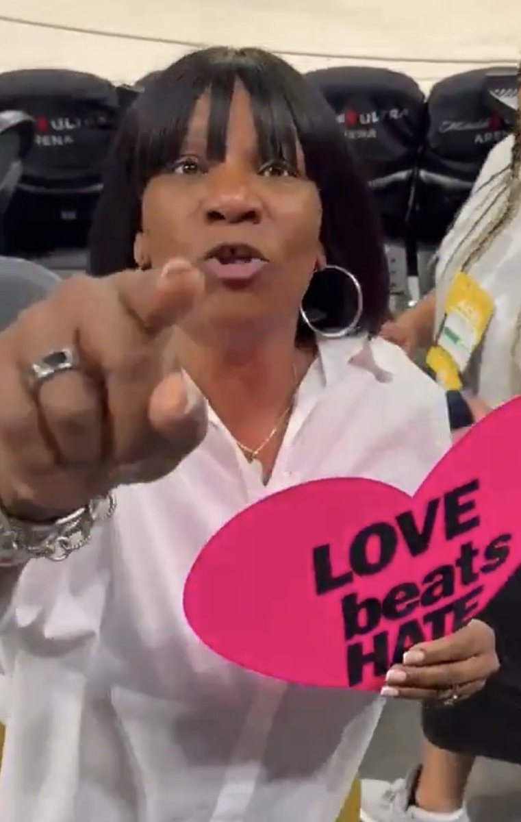 Nessakins_'s tweet photo. I was reliably informed by her daughter that pointing at someone is unacceptable behavior https://t.co/bLxamuhKMX