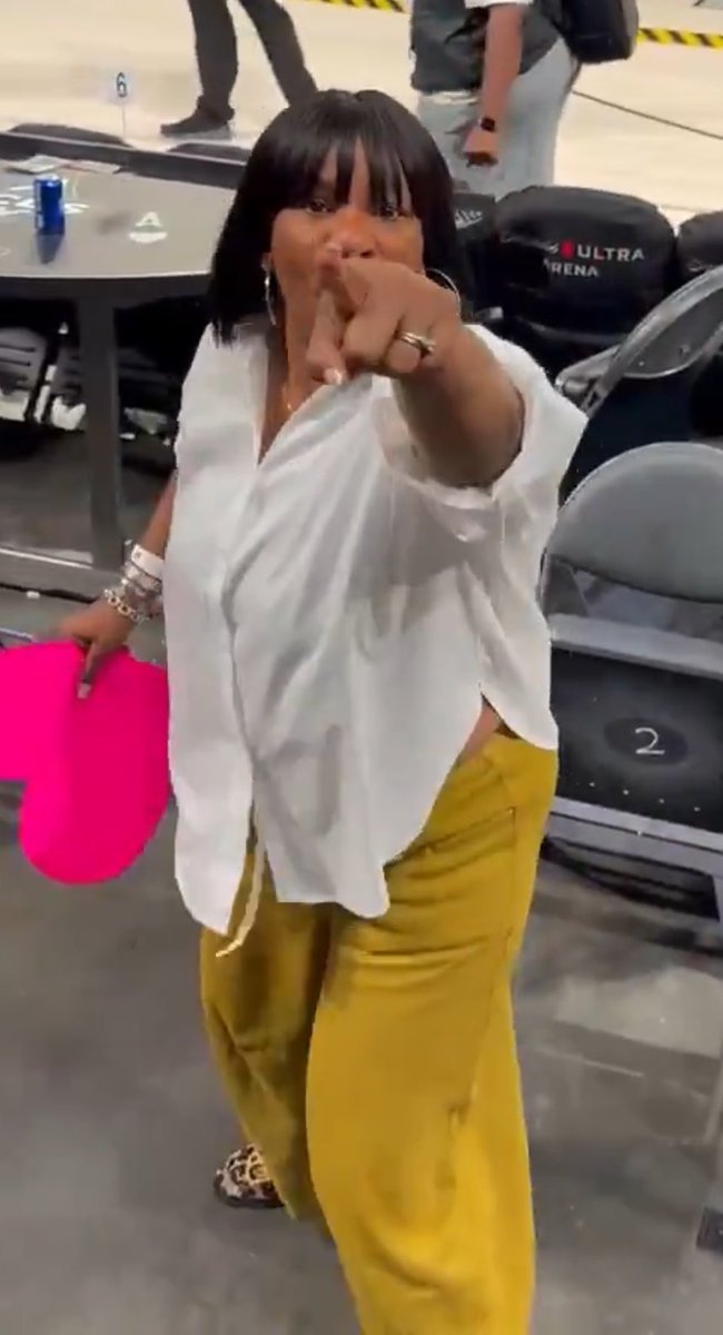 Nessakins_'s tweet photo. I was reliably informed by her daughter that pointing at someone is unacceptable behavior https://t.co/bLxamuhKMX