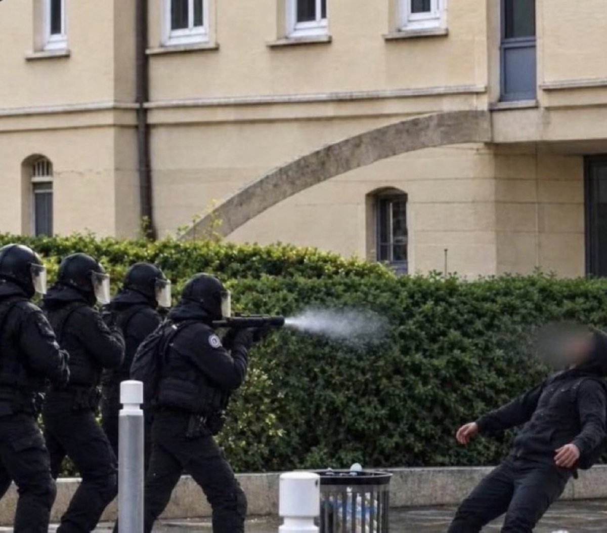 ultras_antifaa's tweet photo. Far-right: Protester students in France beat up the police, this is vandalism.

Meanwhile, the police: https://t.co/ejrpDPcmWR