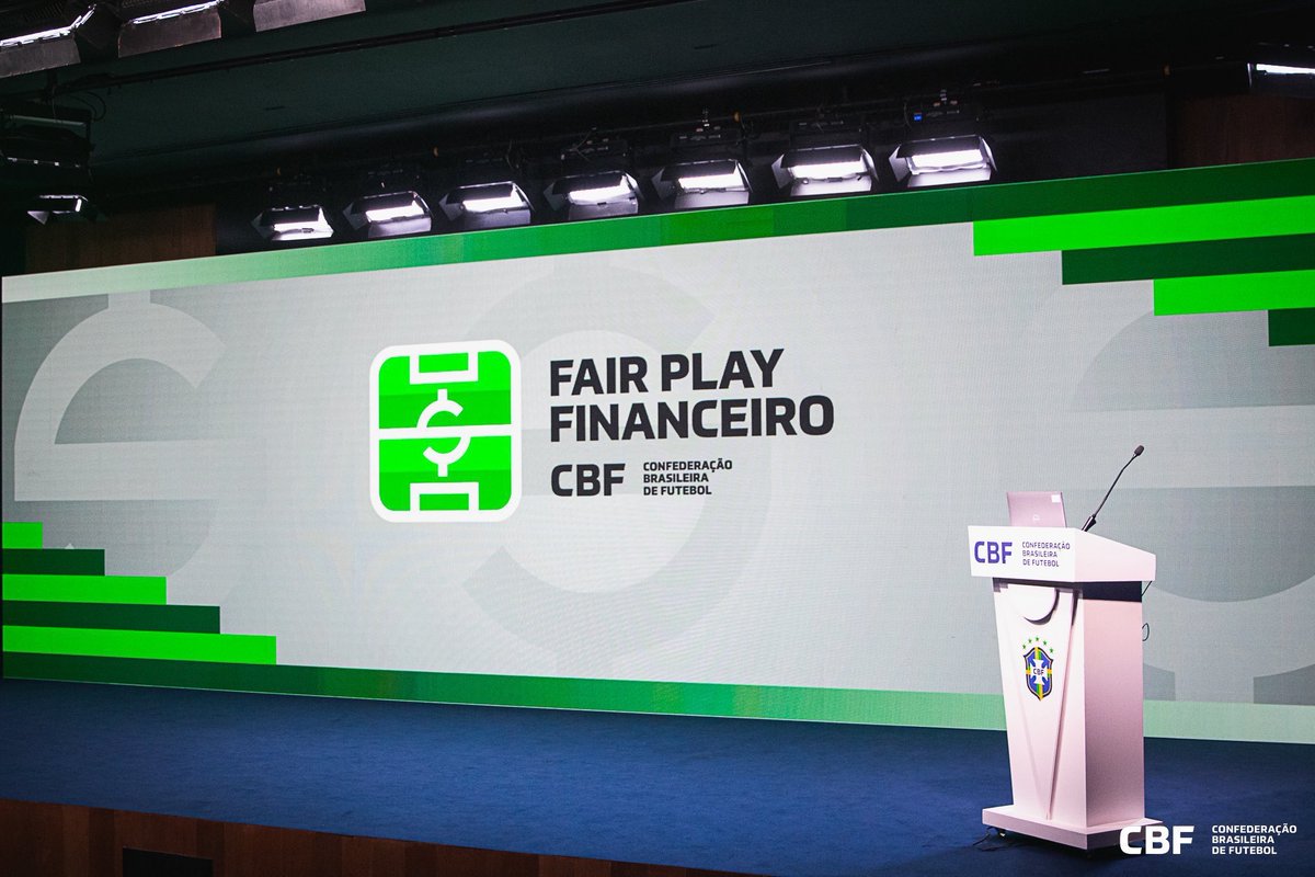 futebol_info's tweet photo. 🚨 AGORA | Clubes das Séries A e B se movimentam para adiar punições do Fair Play Financeiro.

Liderados pelo Santos, os clubes querem ampliar a adaptação às regras para dívidas anteriores a 2026 até NOVEMBRO DE 2028 ou, pelo menos, o FIM DE 2027.

Hoje, atrasos nessas dívidas geram apenas advertências até o fim de novembro. A partir de dezembro, poderão causar multas, retenção de receitas, restrição ao registro de jogadores, perda de pontos e, em casos graves, rebaixamento ou cassação da licença.

O Santos recebeu sinalizações favoráveis e espera formalizar o pedido à Agência Nacional de Regulação e Sustentabilidade do Futebol (ANRESF) nas próximas semanas. O CUIABÁ É CONTRA.

Os clubes favoráveis entendem que 11 meses são INSUFICIENTES para reorganizar dívidas históricas e milionárias. Alegam também quea Medida Provisória que proibiu as bets dificultará.

Consultorias citadas pelos clubes estimam uma dívida líquida acumulada entre R$ 16 BILHÕES e R$ 17,3 BILHÕES. As equipes temem que tentar ajustá-la em 11 meses provoque uma CADEIA DE ATRASOS.

🗞️ @geglobo | @brunocassucci | @gaboliveira_jor
📸 Junior Souza/CBF