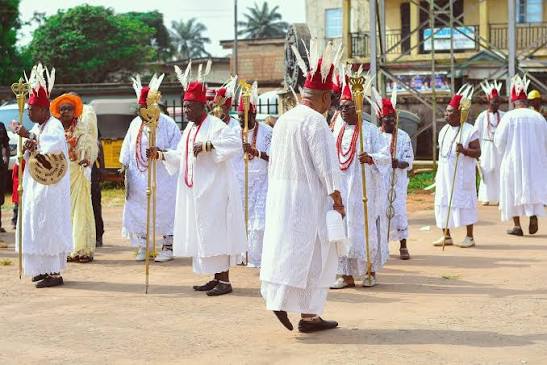 ShellMedicine's tweet photo. 13. Finally, some communities required its men to be a part of specific moral orders in order to hold public office. For Aros and related community, this was Ekpe/Okonko who's members were Maazi. For most Ndiigbo it was Nze na Ozo, who's members were Nze, Ozo or Igwe (the leader) https://t.co/BJAWdmtoKq