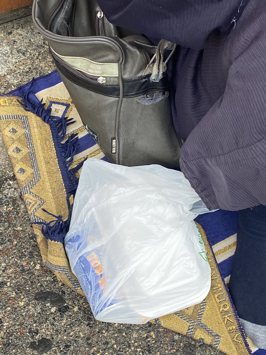 lbda_asso's tweet photo. 🚨 Ce papa a besoin d’une paire de chaussures en 44, si vous en avez contactez-nous en DM svp ❗️

Il n’a qu’une seule paire qui n’est même pas à lui mais à la personne qui l’héberge. 

Également il a une sacoche en mauvaise état, si vous en avez une assez grande que vous n’utilisez pas on prend. Ou si vous souhaitez lui parler, ou lui donner de l’argent en main propre, plus d’info en DM.