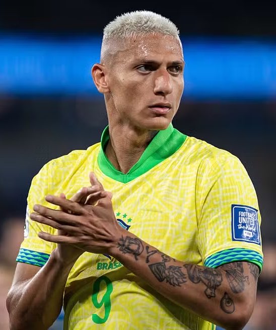 poponze's tweet photo. GRANDÃO! Richarlison cobra Flávio Bolsonaro pela devolução da ilha em Angra dos Reis:

“Lutar pelo que é justo, né? Então devolve minha ilha!!!” https://t.co/sgKxlE8cs9