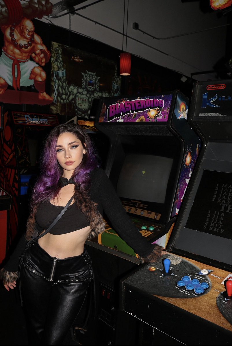 miaobyte_'s tweet photo. date night at the arcade? 🫦👾🕹️ https://t.co/LyNiJA3c7G