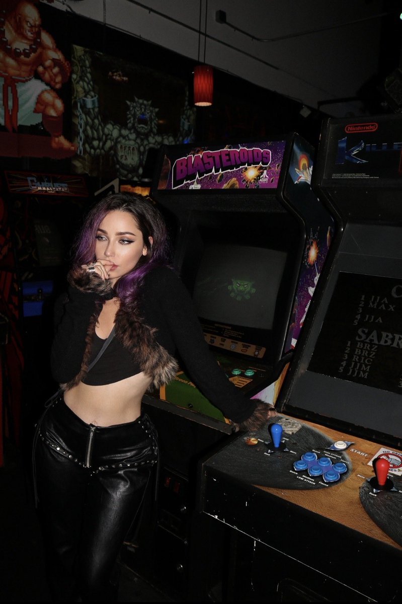 miaobyte_'s tweet photo. date night at the arcade? 🫦👾🕹️ https://t.co/LyNiJA3c7G