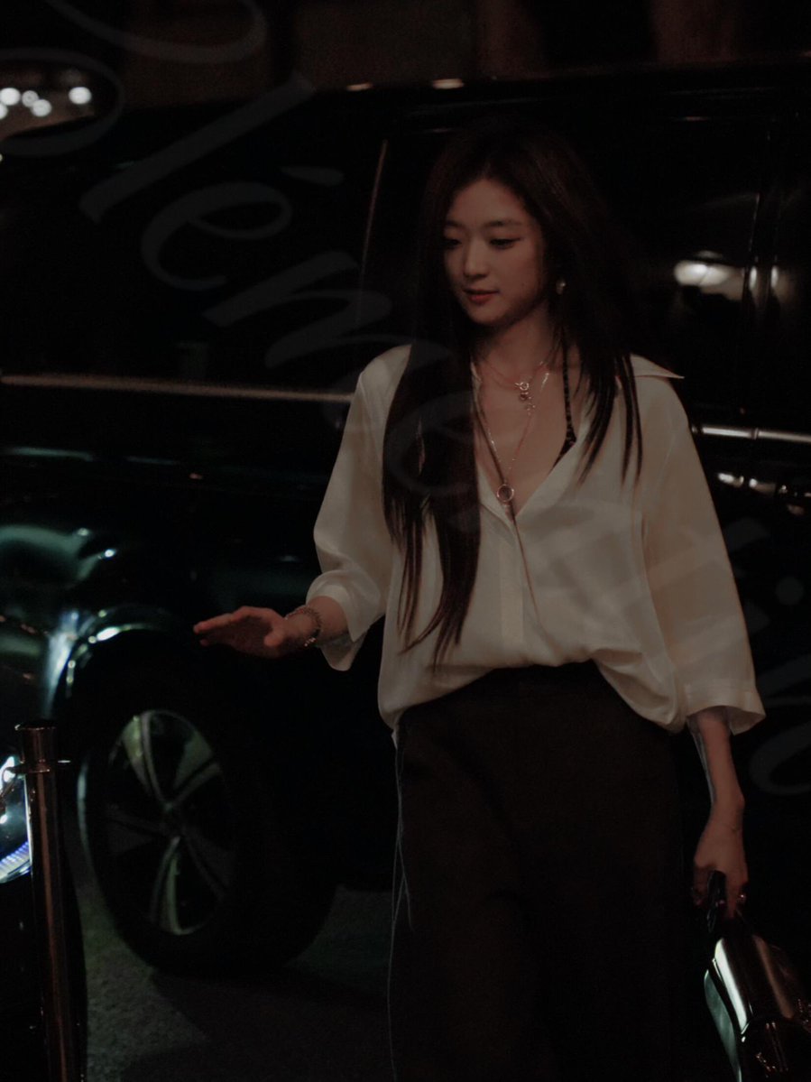 sunqiansource's tweet photo. 261002 Sun Qian in Paris, France. 

#SunQian #孙千 #손천 https://t.co/KPzSekFQIa