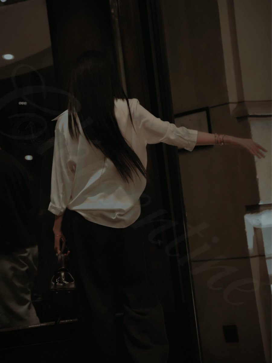 sunqiansource's tweet photo. 261002 Sun Qian in Paris, France. 

#SunQian #孙千 #손천 https://t.co/KPzSekFQIa