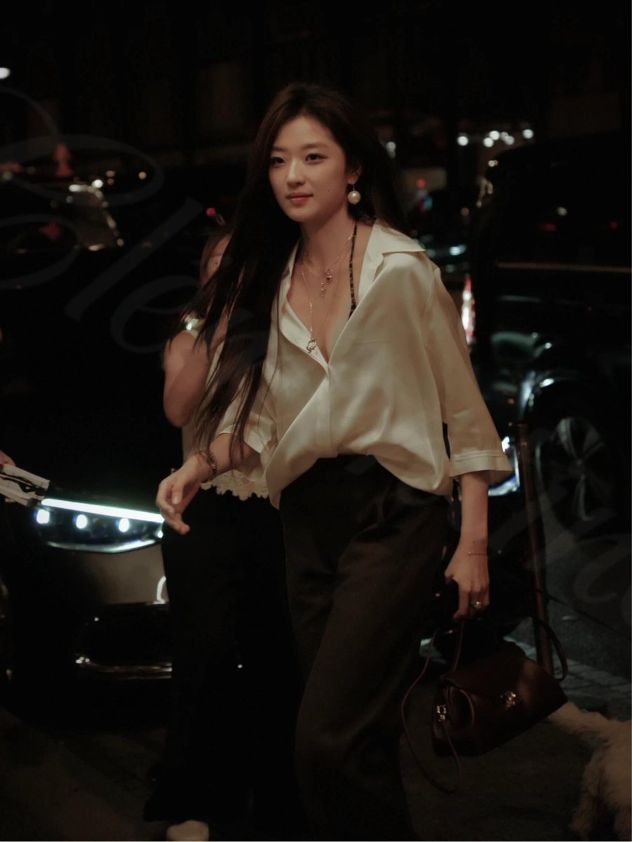sunqiansource's tweet photo. 261002 Sun Qian in Paris, France. 

#SunQian #孙千 #손천 https://t.co/KPzSekFQIa