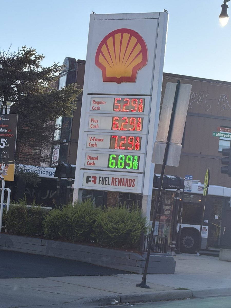NadimOsman's tweet photo. Ay caramba! La gasolina en Chicago está carísima. https://t.co/rQWnPctBnI