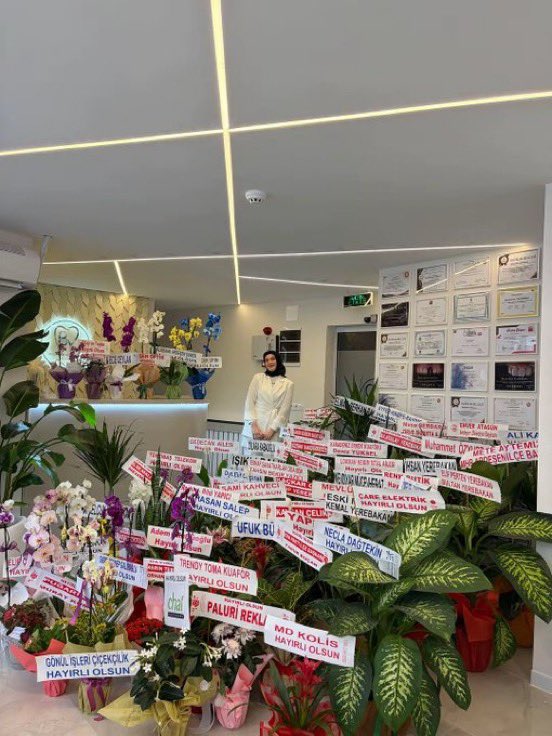 HVMHaber's tweet photo. Rize'nin Ardeşen ilçesinde diş kliniği açan bir kadın, açılışa katılan arkadaşlarının gönderdiği yüzlerce çiçek ve çelenkli destekle adeta gurur dolu anlar yaşadı. https://t.co/ufyys9xwnO