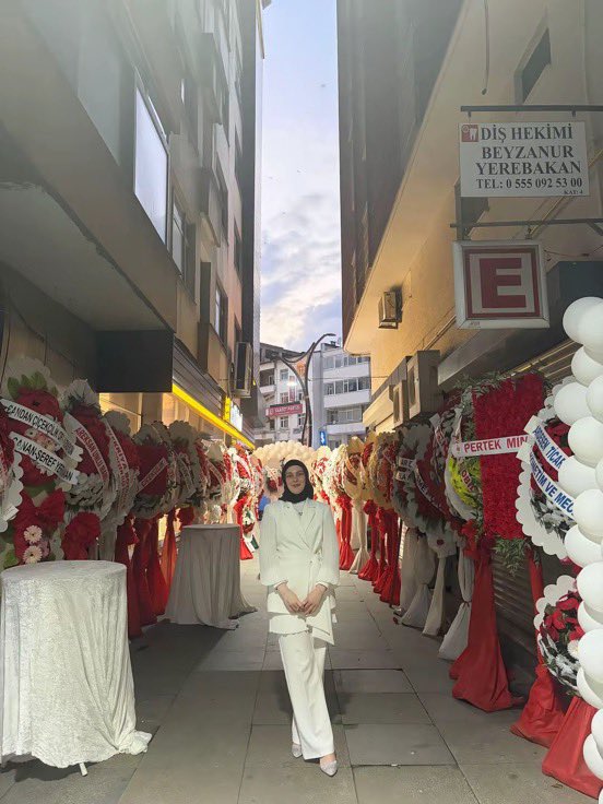 HVMHaber's tweet photo. Rize'nin Ardeşen ilçesinde diş kliniği açan bir kadın, açılışa katılan arkadaşlarının gönderdiği yüzlerce çiçek ve çelenkli destekle adeta gurur dolu anlar yaşadı. https://t.co/ufyys9xwnO