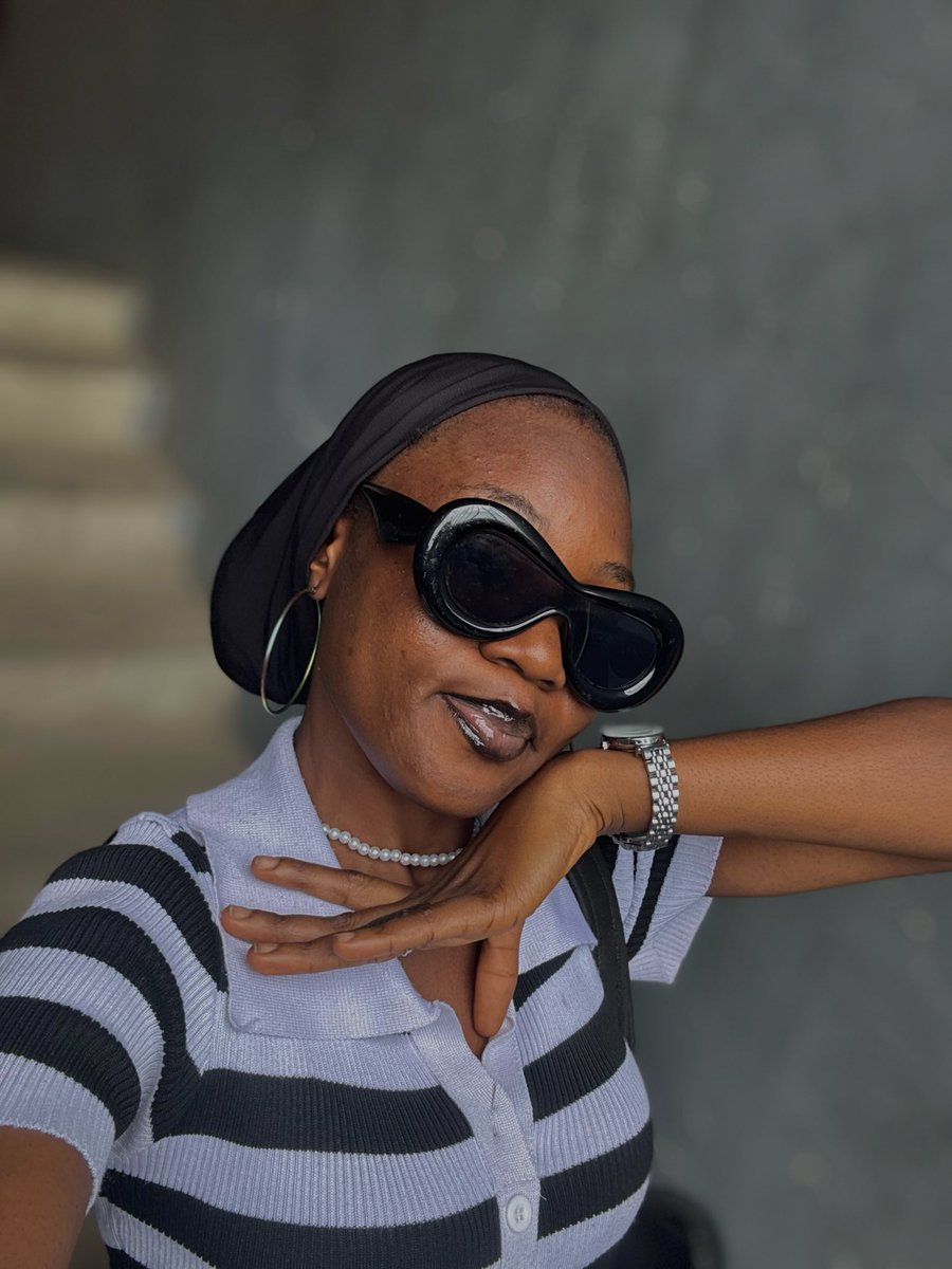 MirahavenC's tweet photo. Am I the only one shy to wear shades outside ??? https://t.co/QQHQ34nD3q