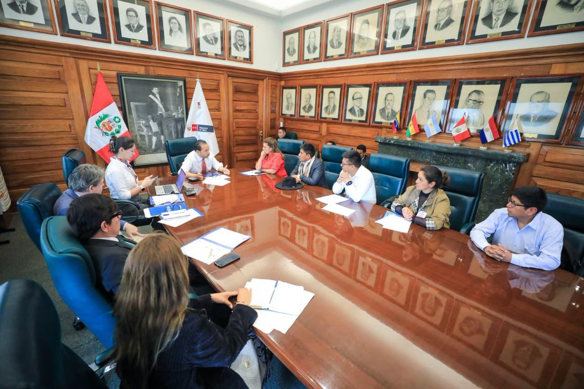 Minsa_Peru's tweet photo. 🤝 ¡Unimos esfuerzos por la salud de Junín!
El titular del #Minsa, Luis Dyer, se reunió con la diputada Ana Patiño y autoridades locales (Diresa, Alcaldía de Chongos Alto y Hospital de Tarma) para evaluar las prioridades del sector.
🏥 Coordinamos acciones firmes para modernizar los servicios y mejorar la atención de los pacientes en la región.