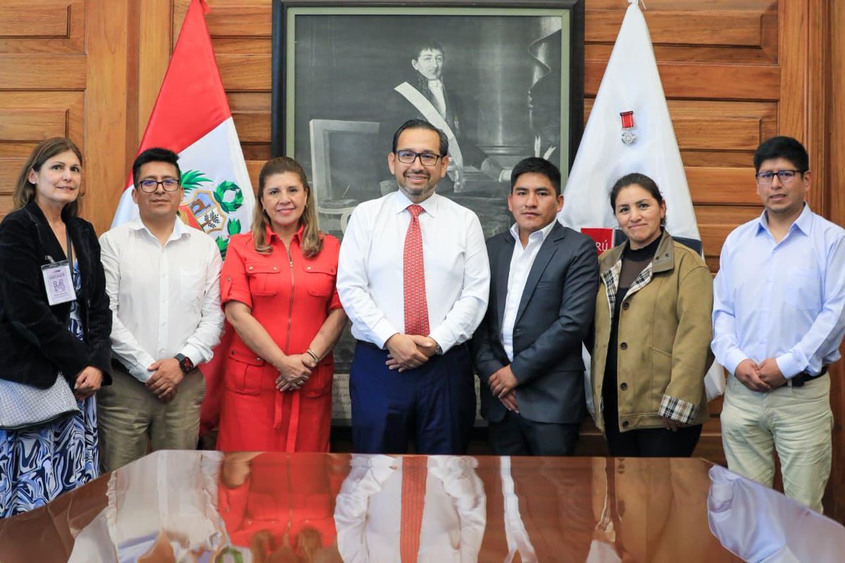 Minsa_Peru's tweet photo. 🤝 ¡Unimos esfuerzos por la salud de Junín!
El titular del #Minsa, Luis Dyer, se reunió con la diputada Ana Patiño y autoridades locales (Diresa, Alcaldía de Chongos Alto y Hospital de Tarma) para evaluar las prioridades del sector.
🏥 Coordinamos acciones firmes para modernizar los servicios y mejorar la atención de los pacientes en la región.