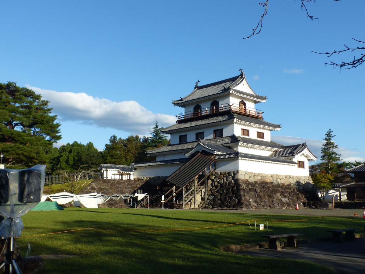 shiroishicastle's tweet photo. 本日はいよいよ第19回鬼小十郎まつり
程よく晴れて過ごしやすい白石城です
売店も記念御城印や新商品を取り揃えて早い時間から営業しております～！ https://t.co/u2jm1ltt02