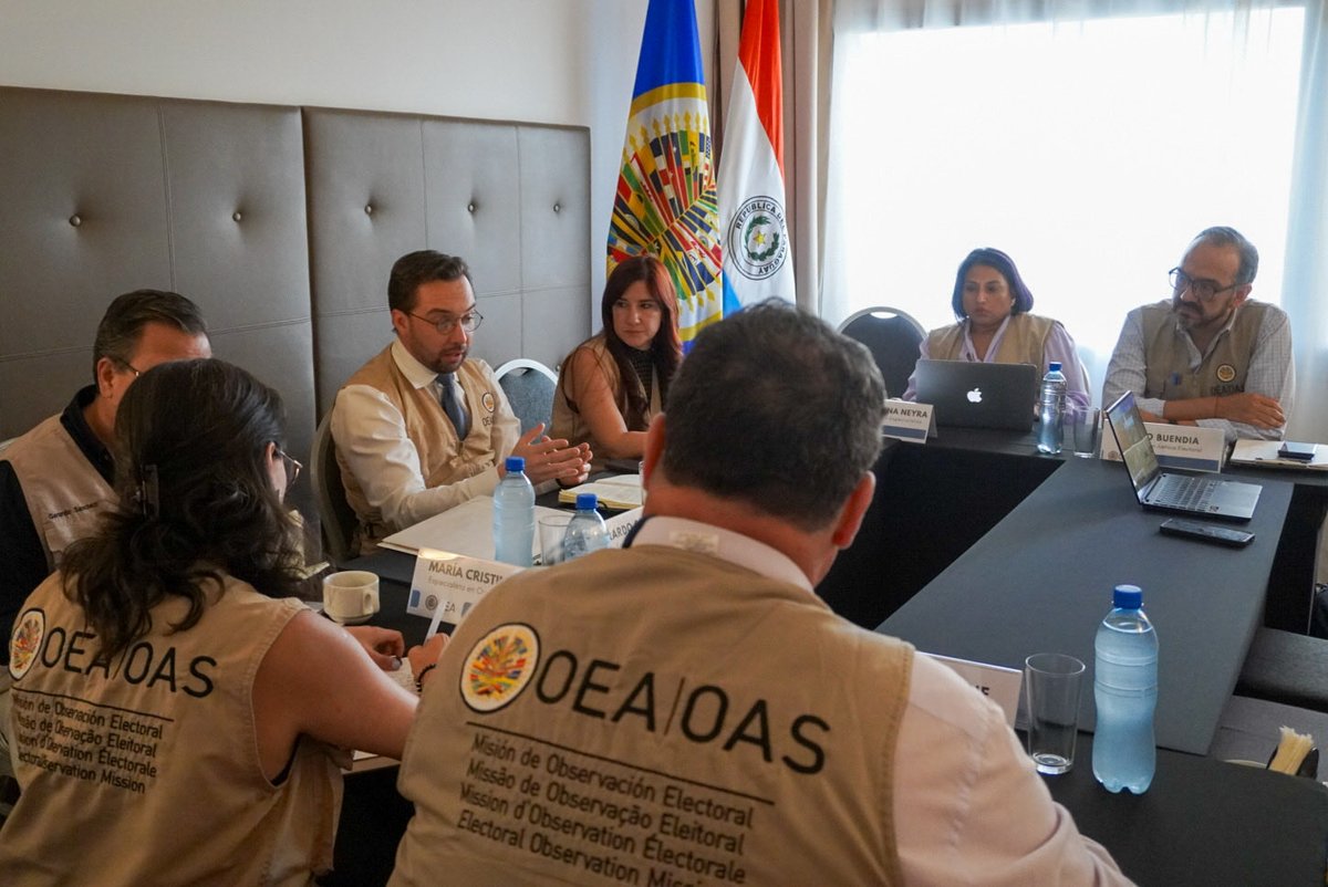 OEA_oficial's tweet photo. El Jefe de la Misión de la #OEAenParaguay, @N_Albertoni se reunió con el equipo de especialistas para conocer diferentes aspectos sobre el trabajo de la Misión de cara a las #EleccionesMunicipales2026. 🇵🇾🗳️
La Misión es posible gracias a las contribuciones financieras de Brasil 🇧🇷, República Dominicana 🇩🇴, Panamá 🇵🇦 y Estados Unidos 🇺🇸. #MOE_OEA