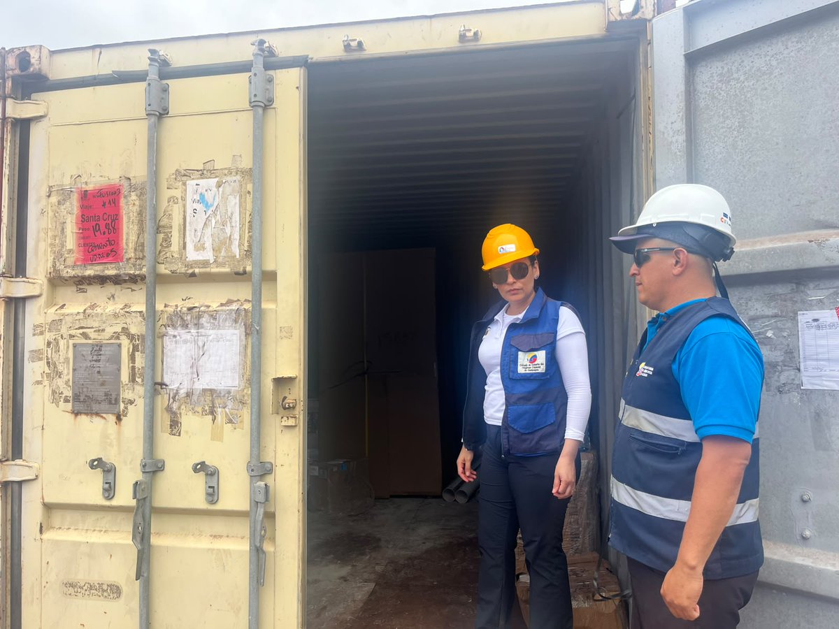 CGGalapagos's tweet photo. 🧵Durante la jornada se constató que los perecibles inspeccionados arribaron en buenas condiciones.

Estas acciones forman parte del trabajo del Gobierno de #ElNuevoEcuador para fortalecer el control de la carga y contribuir a un abastecimiento seguro y ordenado en Galápagos. https://t.co/QFrzdNh4bM