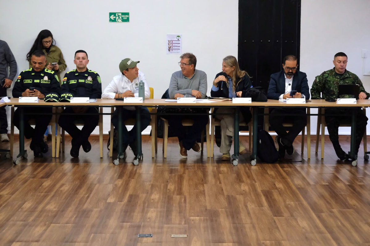 MinAmbienteCo's tweet photo. #AEstaHora | El ministro @fabio_arjona lidera, junto a la @GobBoyaca, @Corpoboyaca y @ParquesColombia, la mesa técnica ambiental con entidades del orden nacional, regional y local para revisar las afectaciones ocasionadas por el incendio en Villa de Leyva y articular las acciones frente a sus impactos ambientales.