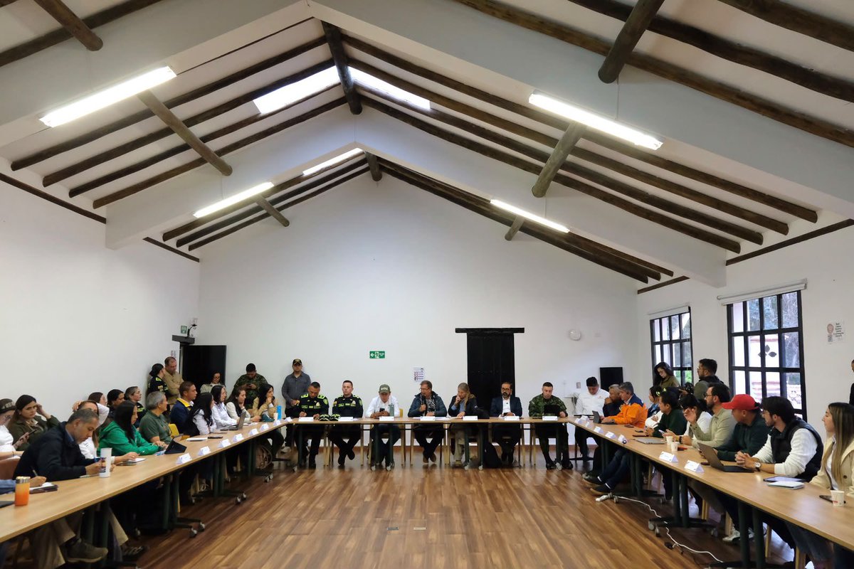 MinAmbienteCo's tweet photo. #AEstaHora | El ministro @fabio_arjona lidera, junto a la @GobBoyaca, @Corpoboyaca y @ParquesColombia, la mesa técnica ambiental con entidades del orden nacional, regional y local para revisar las afectaciones ocasionadas por el incendio en Villa de Leyva y articular las acciones frente a sus impactos ambientales.