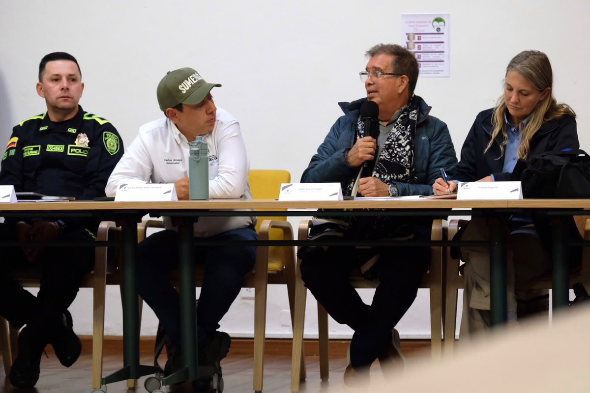 MinAmbienteCo's tweet photo. #AEstaHora | El ministro @fabio_arjona lidera, junto a la @GobBoyaca, @Corpoboyaca y @ParquesColombia, la mesa técnica ambiental con entidades del orden nacional, regional y local para revisar las afectaciones ocasionadas por el incendio en Villa de Leyva y articular las acciones frente a sus impactos ambientales.