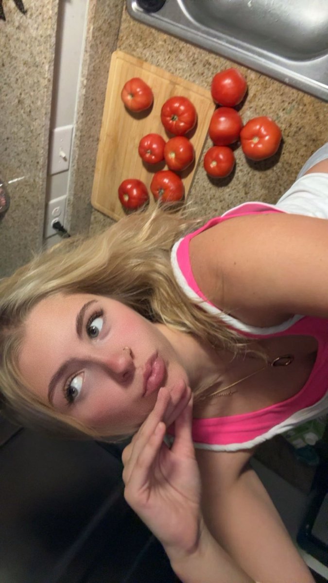 Tessaluvvs's tweet photo. Can anyone guess what I’m making for dinner? 😋

#OnlyFans #OnlyFansGirl #OF #OFGirl #ExclusiveContent #SpicyContent #NSFW #NSFWContent #DinnerTime #CookingAtHome #FlirtyVibes #LinkInBio https://t.co/eQu5Ys2eEY