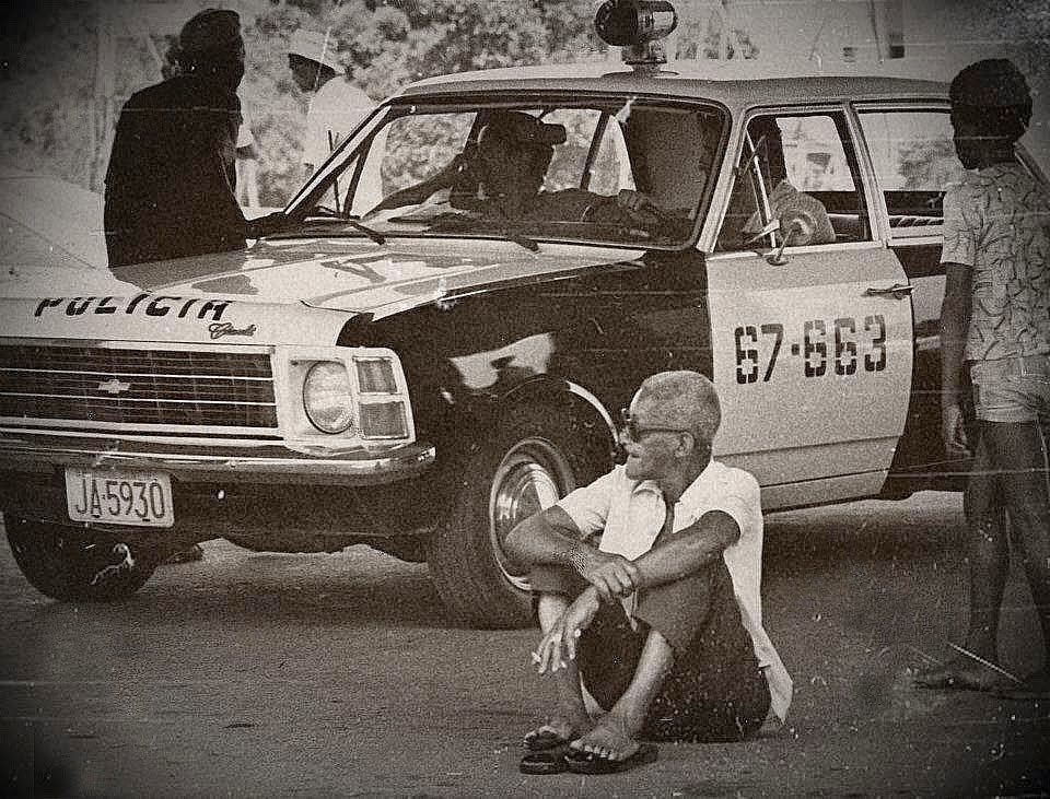 DeEnredos's tweet photo. "Forjado no arrepio da lei que me fez vadio
Liberto na senzala social"

O compositor Cartola protestando sentado contra o regime militar após o desfile da Mangueira de 1976.

Uma imagem, mais que mil palavras. https://t.co/fE4AlbIRbr