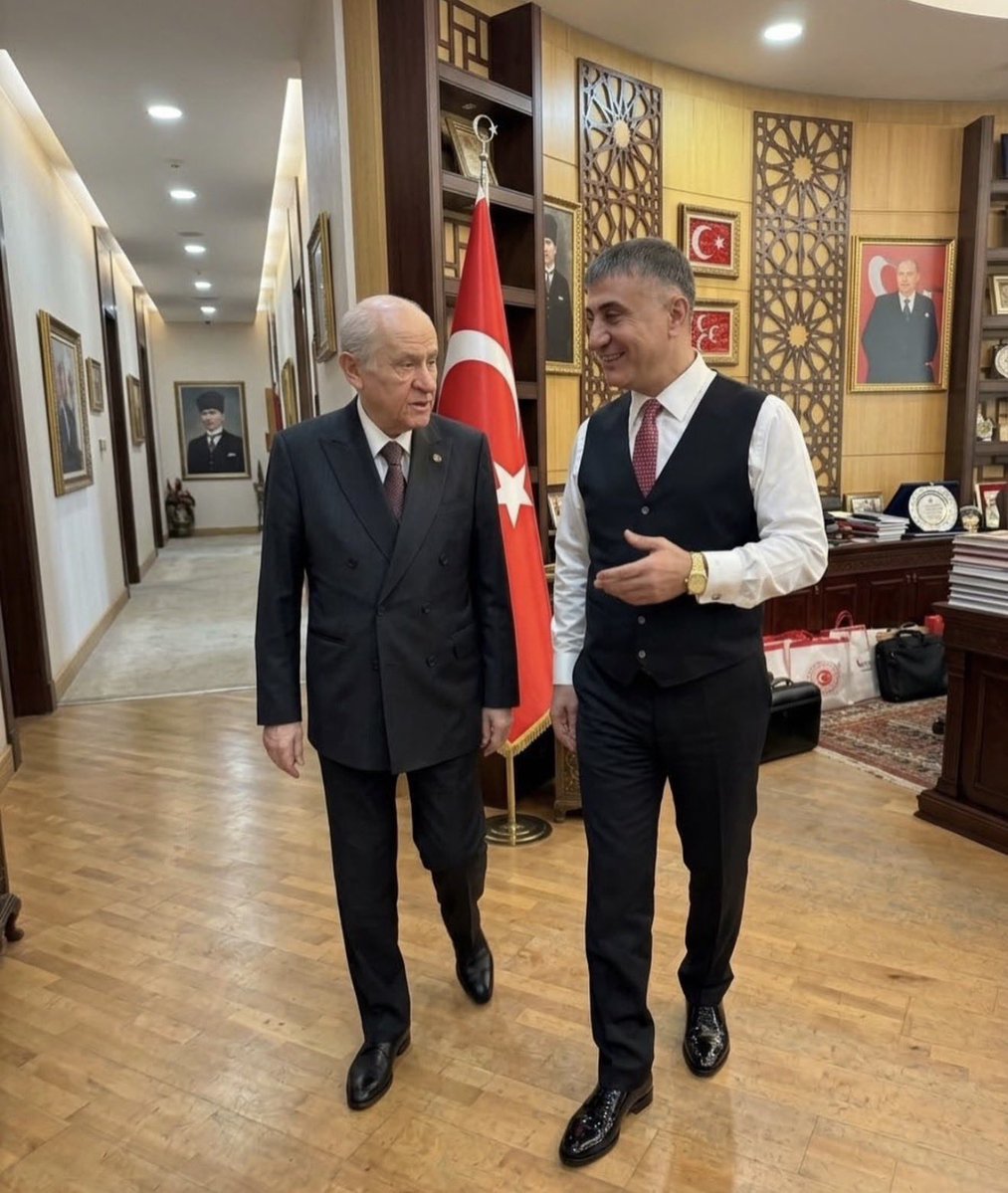 kdktyson's tweet photo. Son günlerde Devlet Bahçeli ile Sedat Peker hakkında yapılan açıklamalar, kamuoyunda yeniden geniş bir yankı oluşturdu. Bir tarafta devlet ve siyaset tecrübesiyle yıllardır Türk siyasetinin içinde olan Devlet Bahçeli, diğer tarafta hayatının farklı dönemlerinde bedeller ödemiş, kendi çizgisini ve duruşunu savunan Reis Sedat Peker…