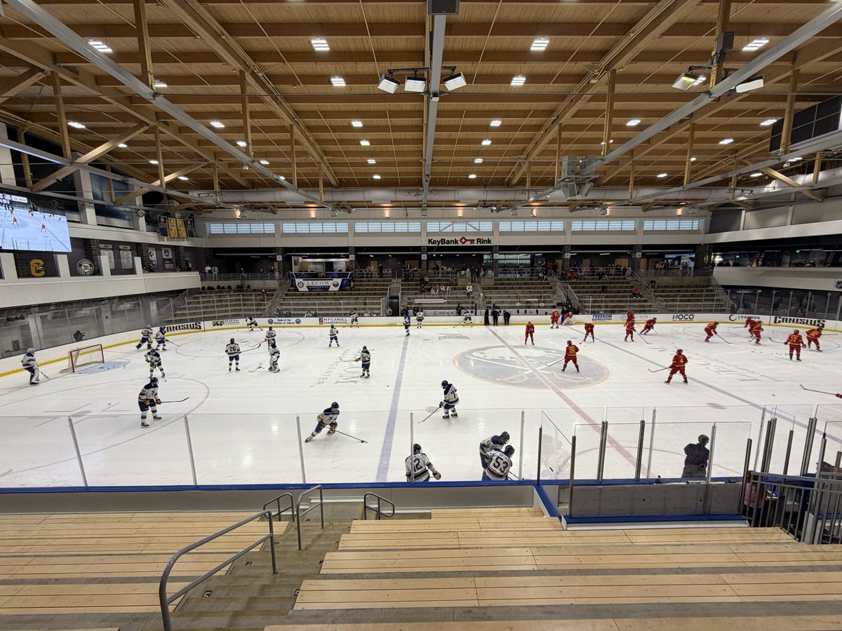 Burgmania's tweet photo. We’re getting warm! @GriffsHockey home opener! #PAGameDay https://t.co/9zEB6KWFtP
