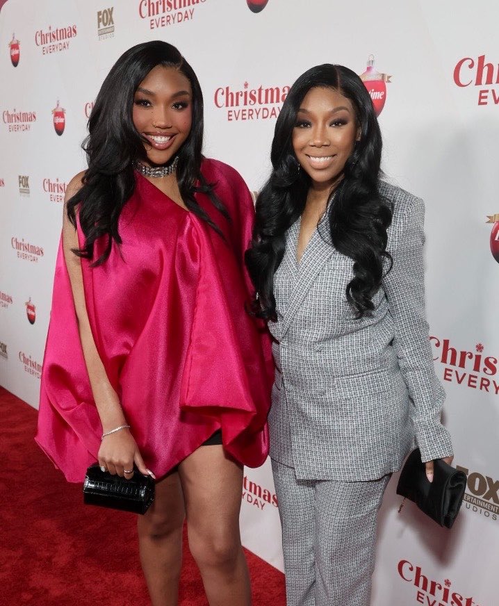 Bigdaddyvinz_'s tweet photo. 47-year-old Brandy with her 24-year-old daughter… you’d think they are sisters🖤 https://t.co/aIWWg3veSG