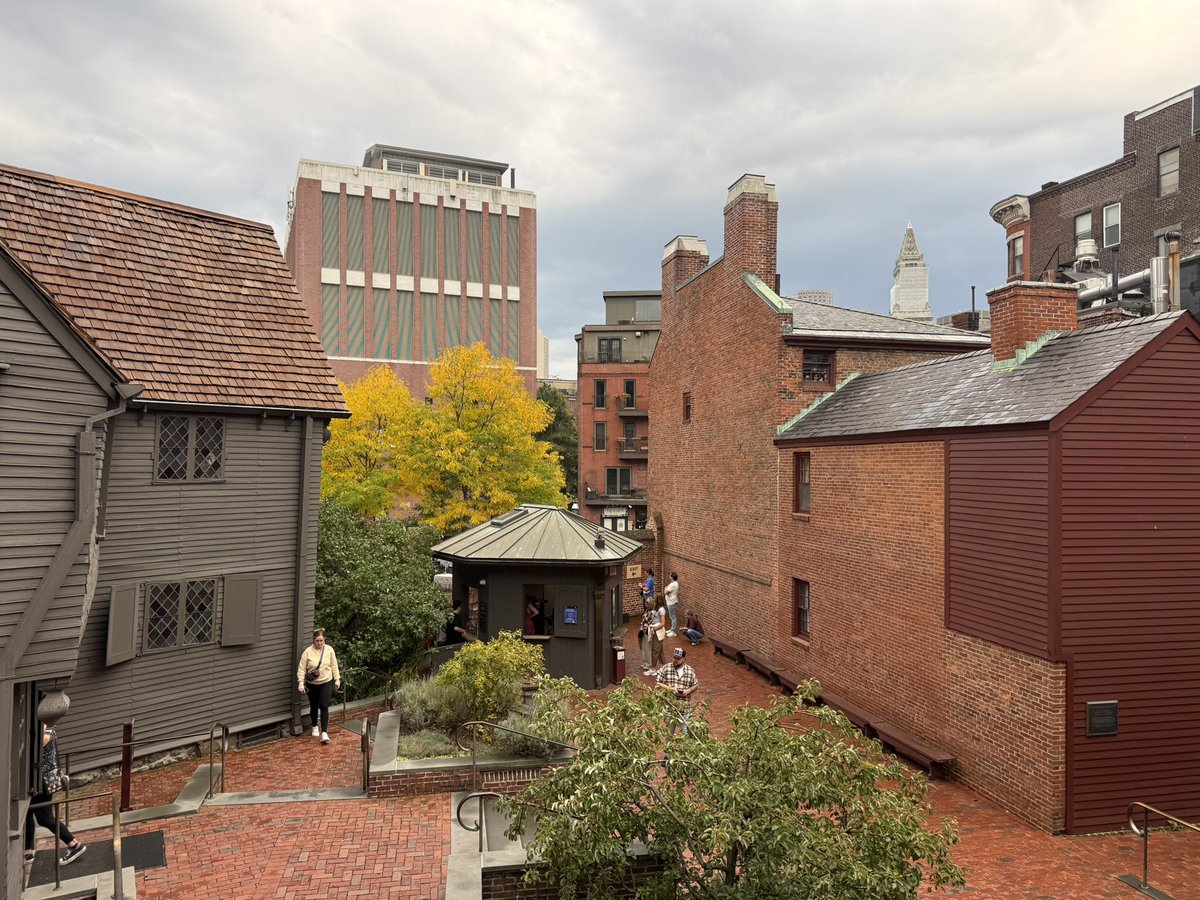 PaulRevereHouse's tweet photo. Happy #FallFoliageFriday from the #NorthEnd! https://t.co/fZkREAyBP0